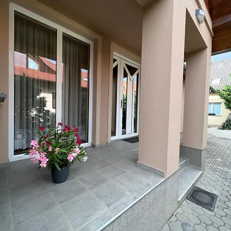 Holler Vendeghaz Ii. شقة